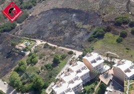 La zona calcinada en el incendio que se declaró el domingo.