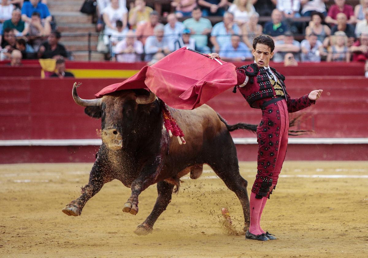 El diestro Jesús Duque, en una faena en Valencia hace años.