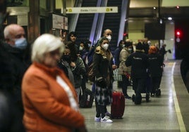 Una usuaria espera al metro en la estación.