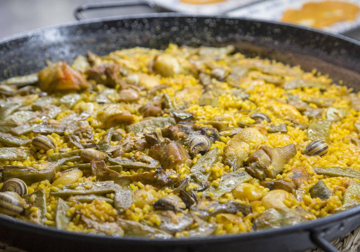 Una paella valenciana en una imagen de archivo.