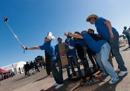 Un grupo de valencianos haciendo una paella.