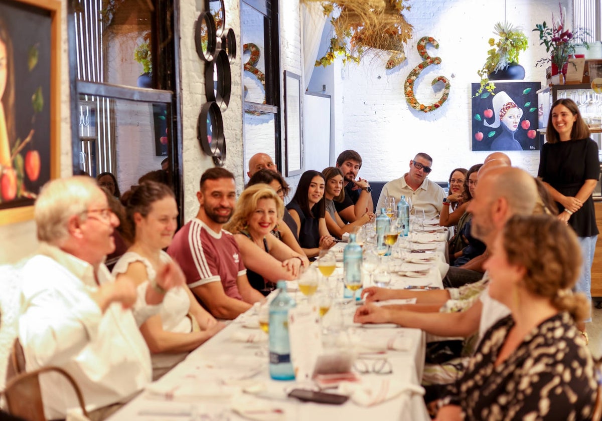 Los productores disfrutan del coloquio organizado por 2 Estaciones, antes de pasar a la cena.