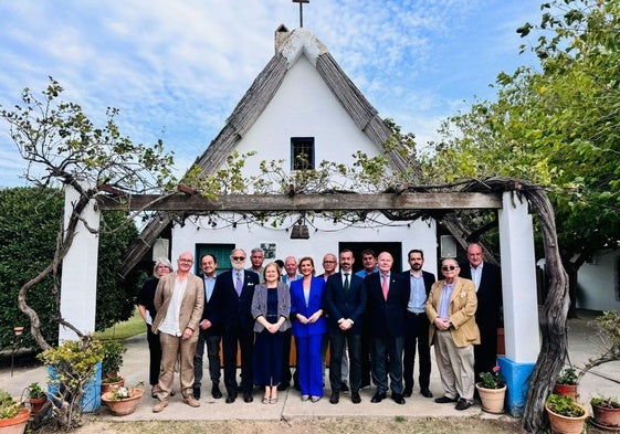 'Foto de familia' de los asistentes a la reunión.