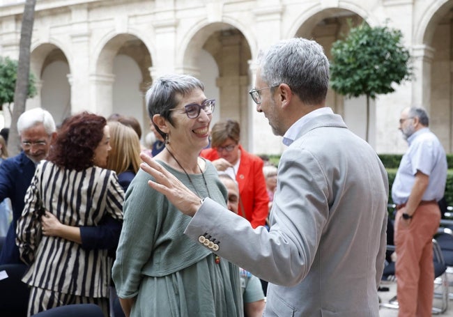 La presidenta del CVC, Dolors Pedrós, saluda al secretario de EStado Arcadi España.