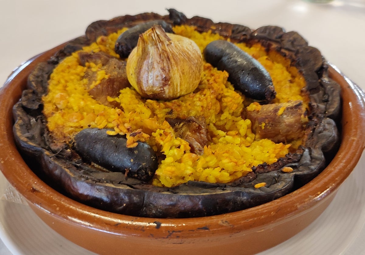 Arroz al horno cocinado en una calabaza.