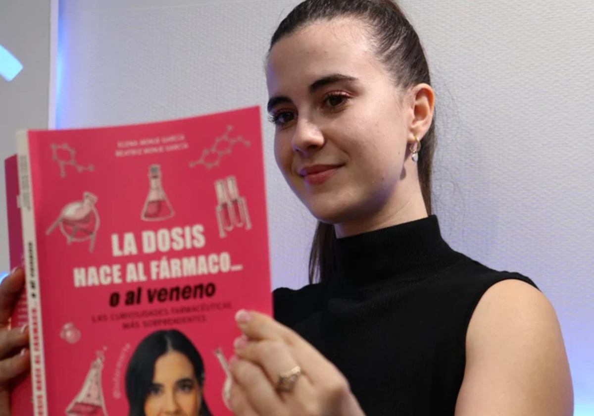Elena Monje posa junto a su libro.