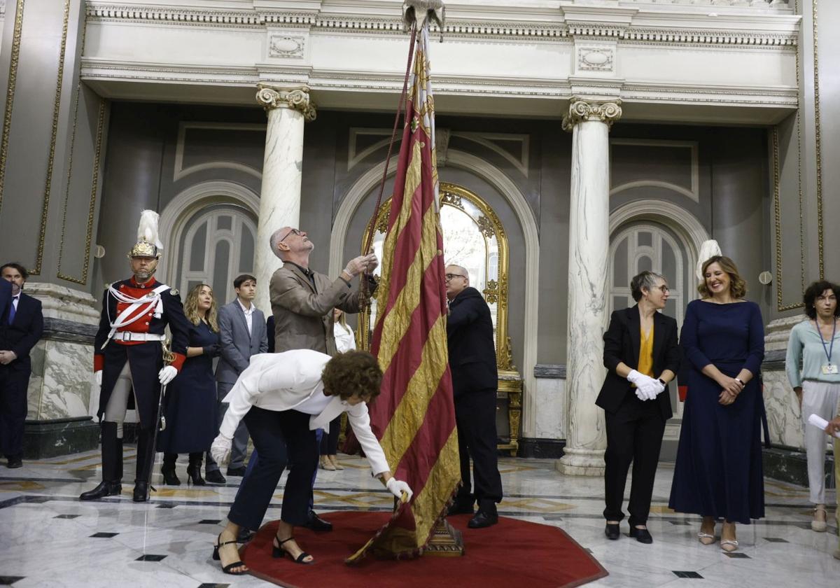 El Ayuntamiento de Valencia expone la Senyera este martes.