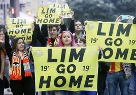 Aficionados del Valencia, en una de las protestas contra Lim.