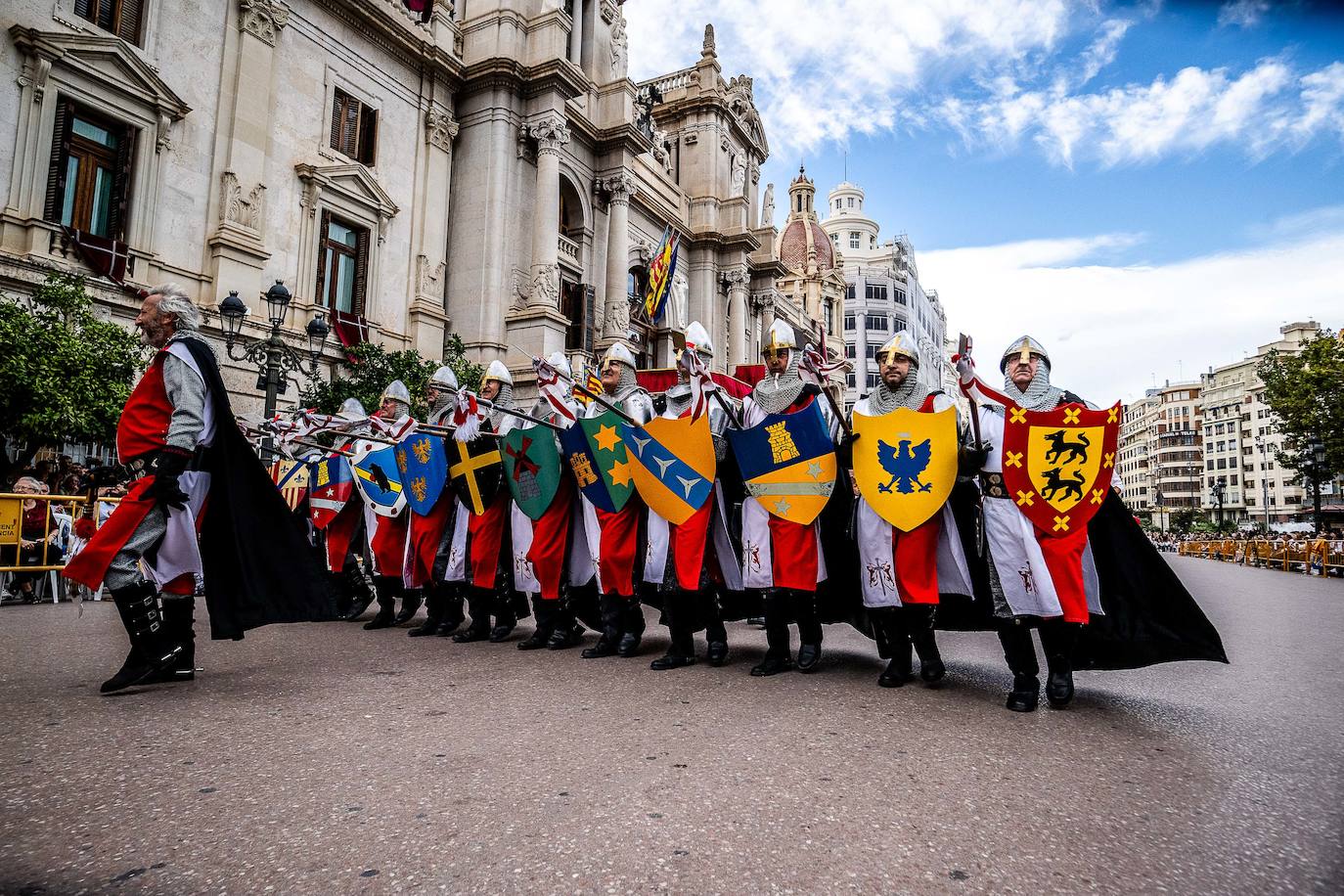 Espectacular desfile de moros y cristianos por el centro de Valencia