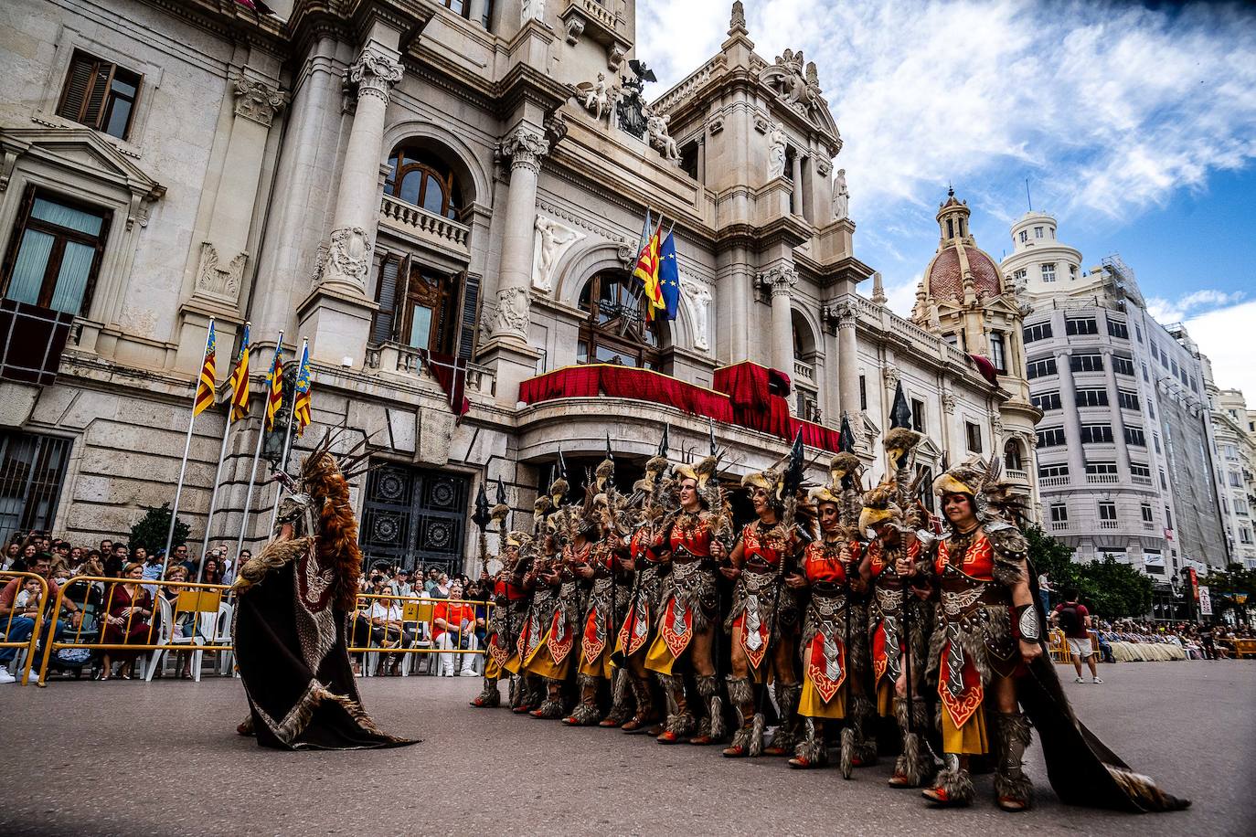 Espectacular desfile de moros y cristianos por el centro de Valencia