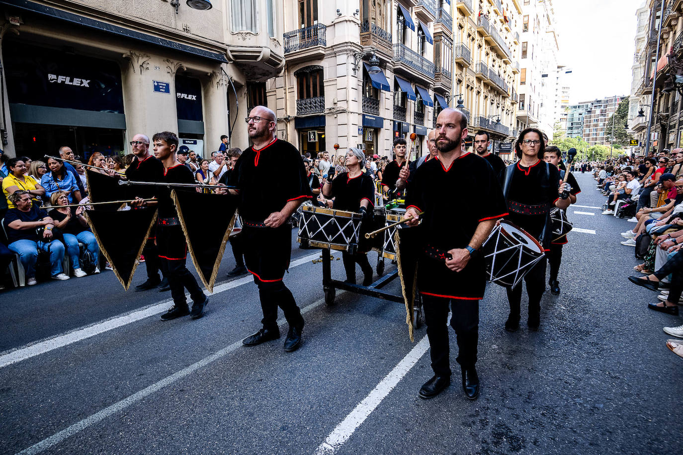 Espectacular desfile de moros y cristianos por el centro de Valencia