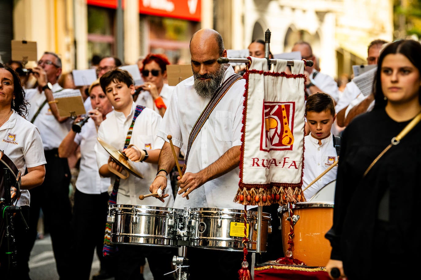 Espectacular desfile de moros y cristianos por el centro de Valencia