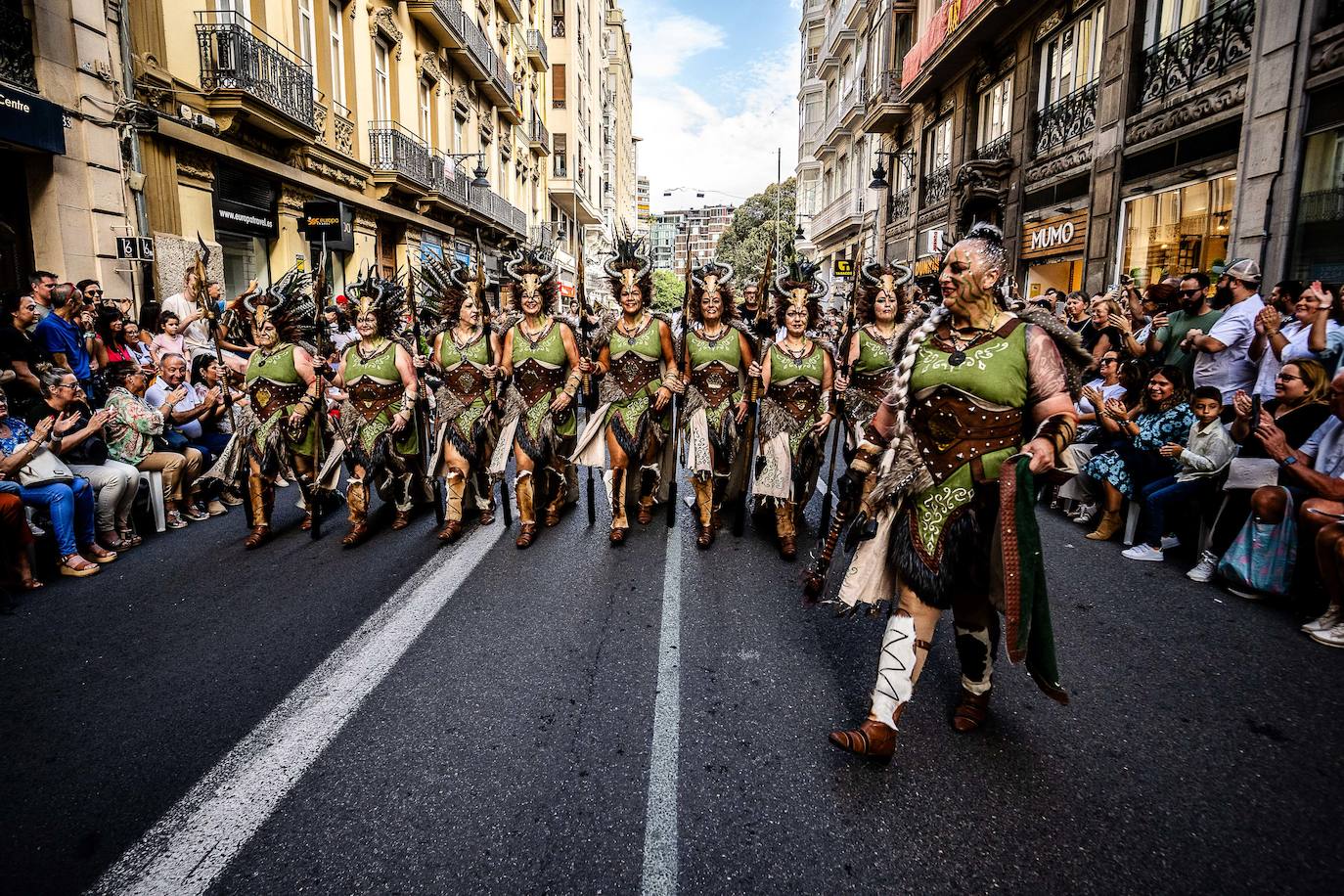 Espectacular desfile de moros y cristianos por el centro de Valencia