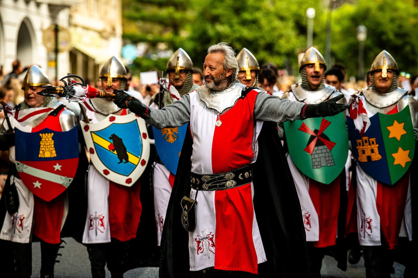 Espectacular desfile de moros y cristianos por el centro de Valencia