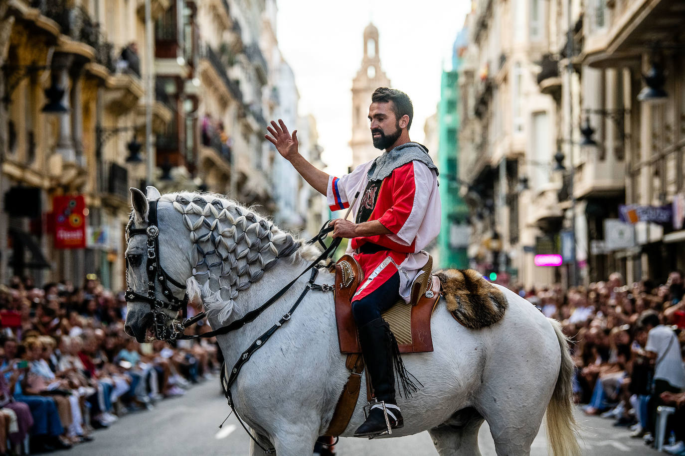 Espectacular desfile de moros y cristianos por el centro de Valencia