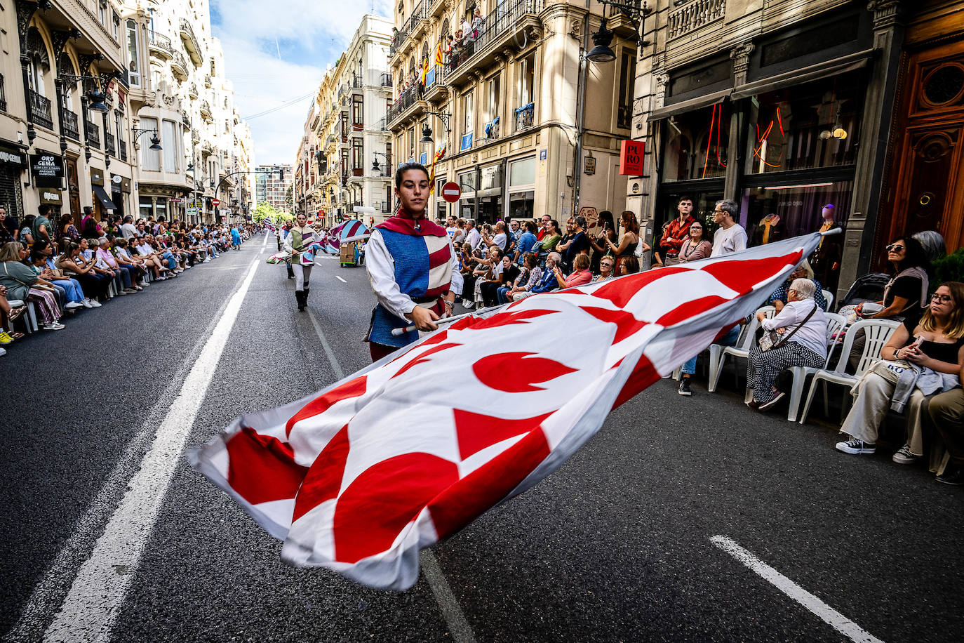 Espectacular desfile de moros y cristianos por el centro de Valencia