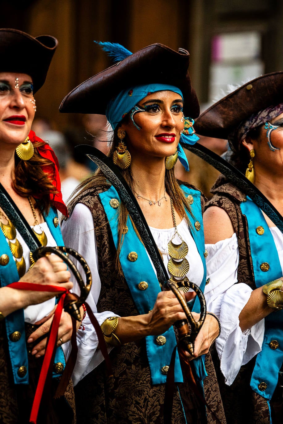 Espectacular desfile de moros y cristianos por el centro de Valencia