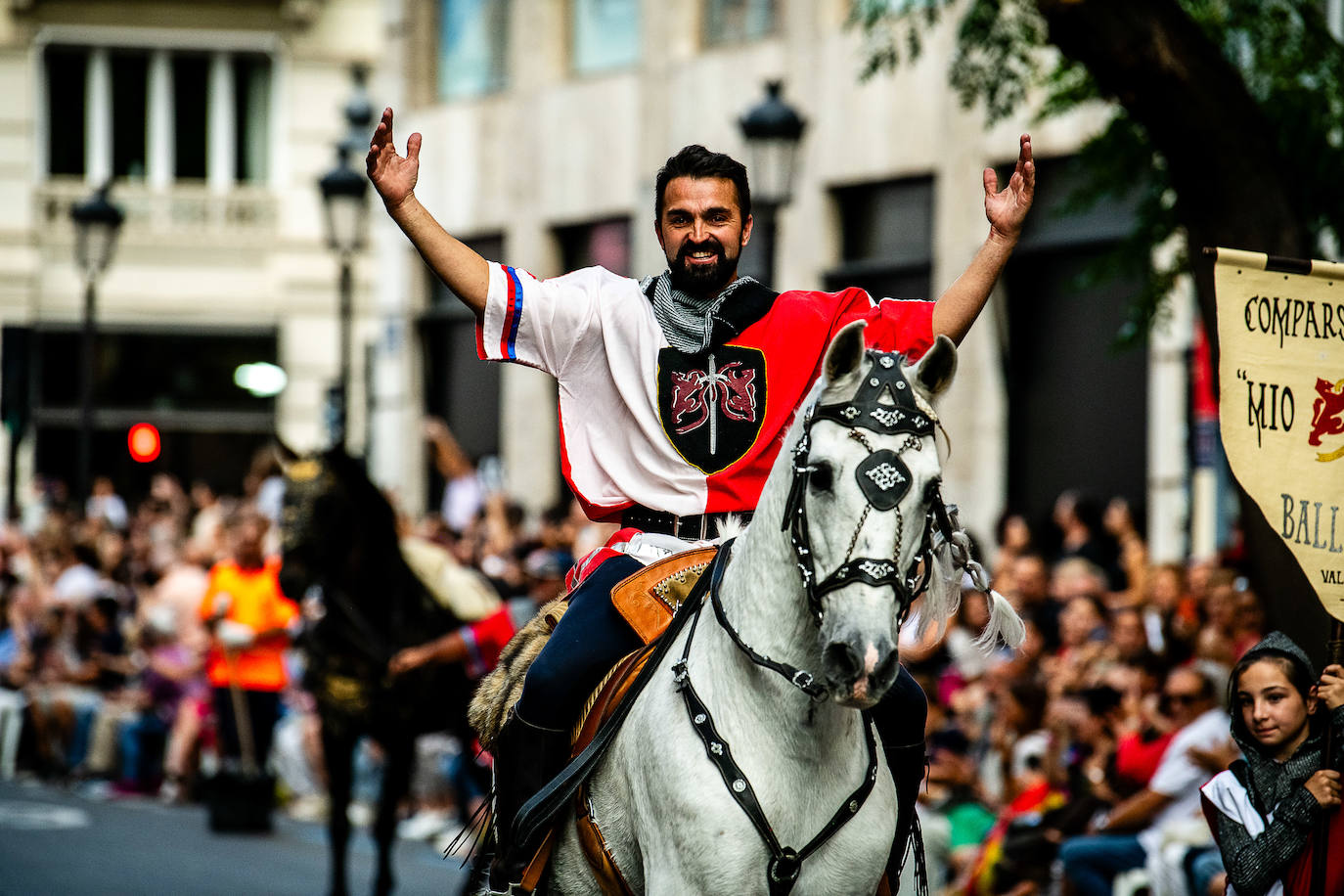 Espectacular desfile de moros y cristianos por el centro de Valencia