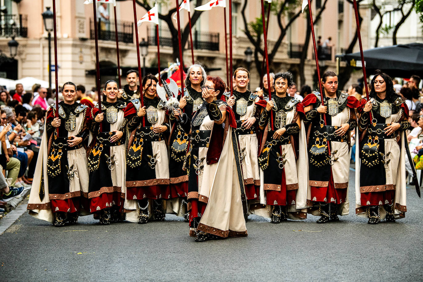 Espectacular desfile de moros y cristianos por el centro de Valencia