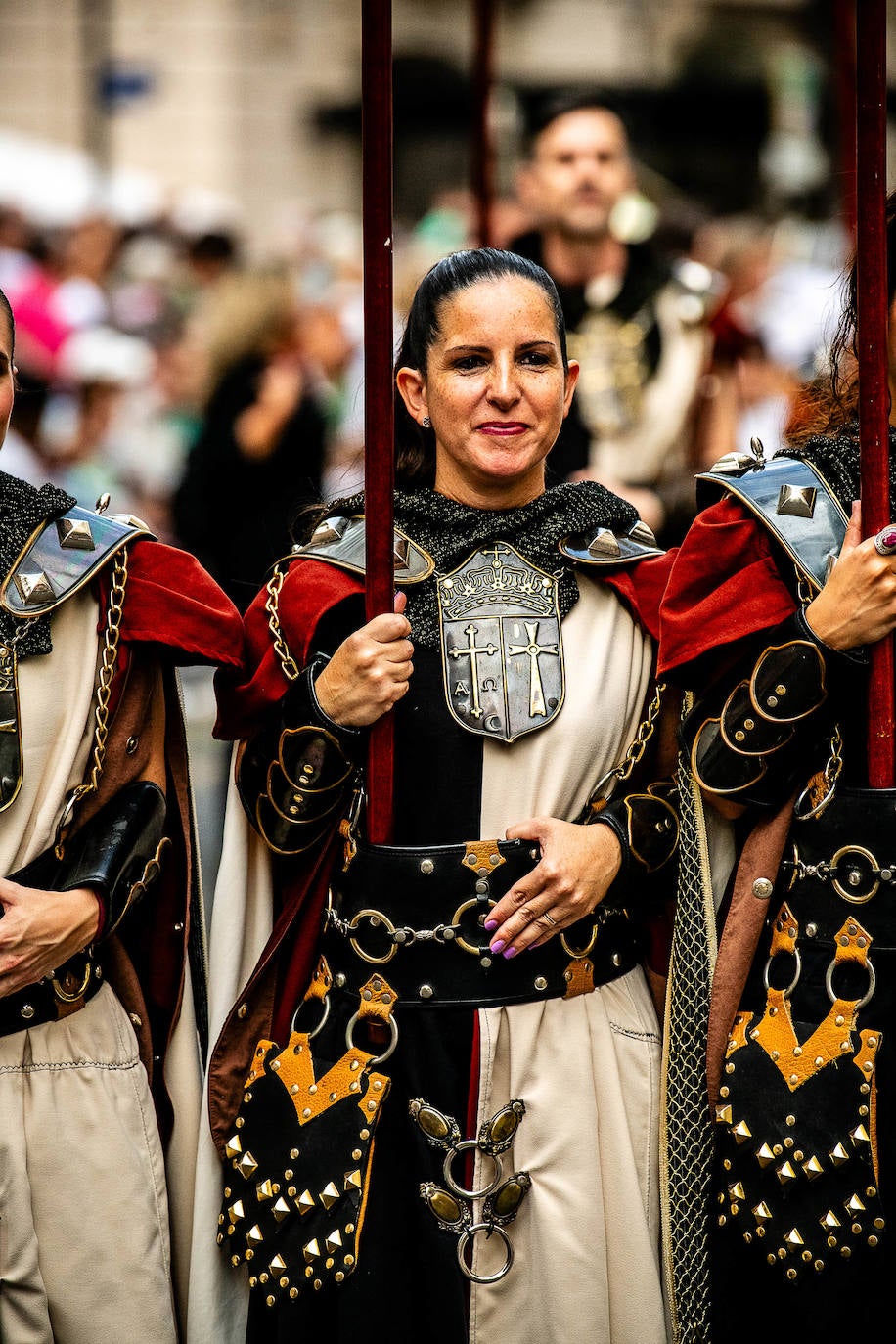 Espectacular desfile de moros y cristianos por el centro de Valencia