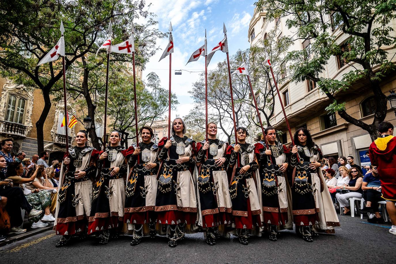 Espectacular desfile de moros y cristianos por el centro de Valencia