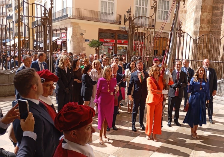 La Senyera espera al arzobispo Benavent en la puerta de los Hierros, este miércoles.