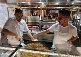 Sergio Boix y Edu Torres, cocinando una paella en Washington.