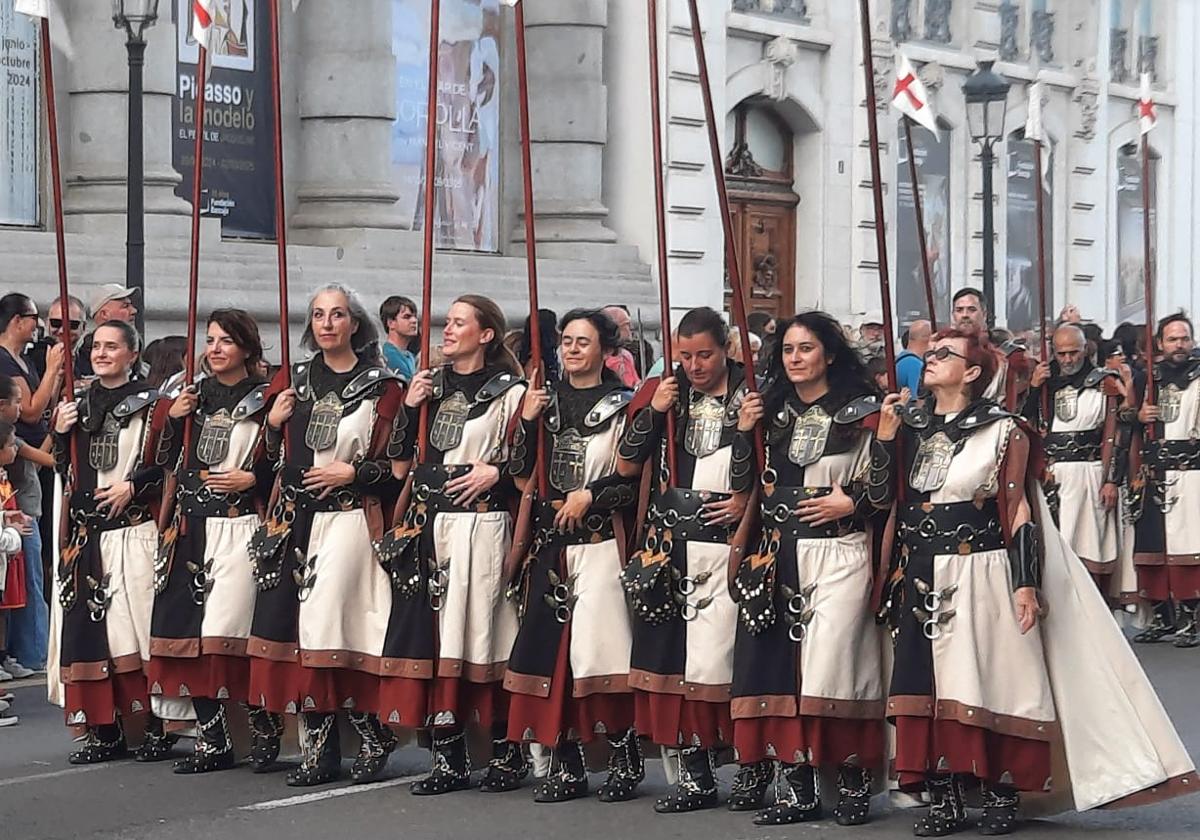 Desfile de moros y cristianos por el centro de Valencia.