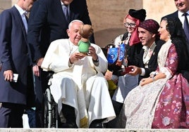 El Papa Francisco recibe el ninot de la Falla Art i Ciència.