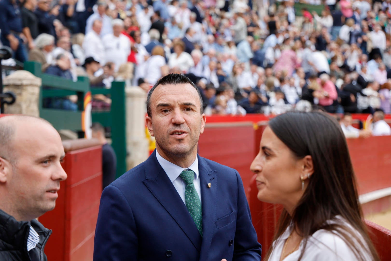 Enrique Ponce se rodea de amigos en su despedida de Valencia