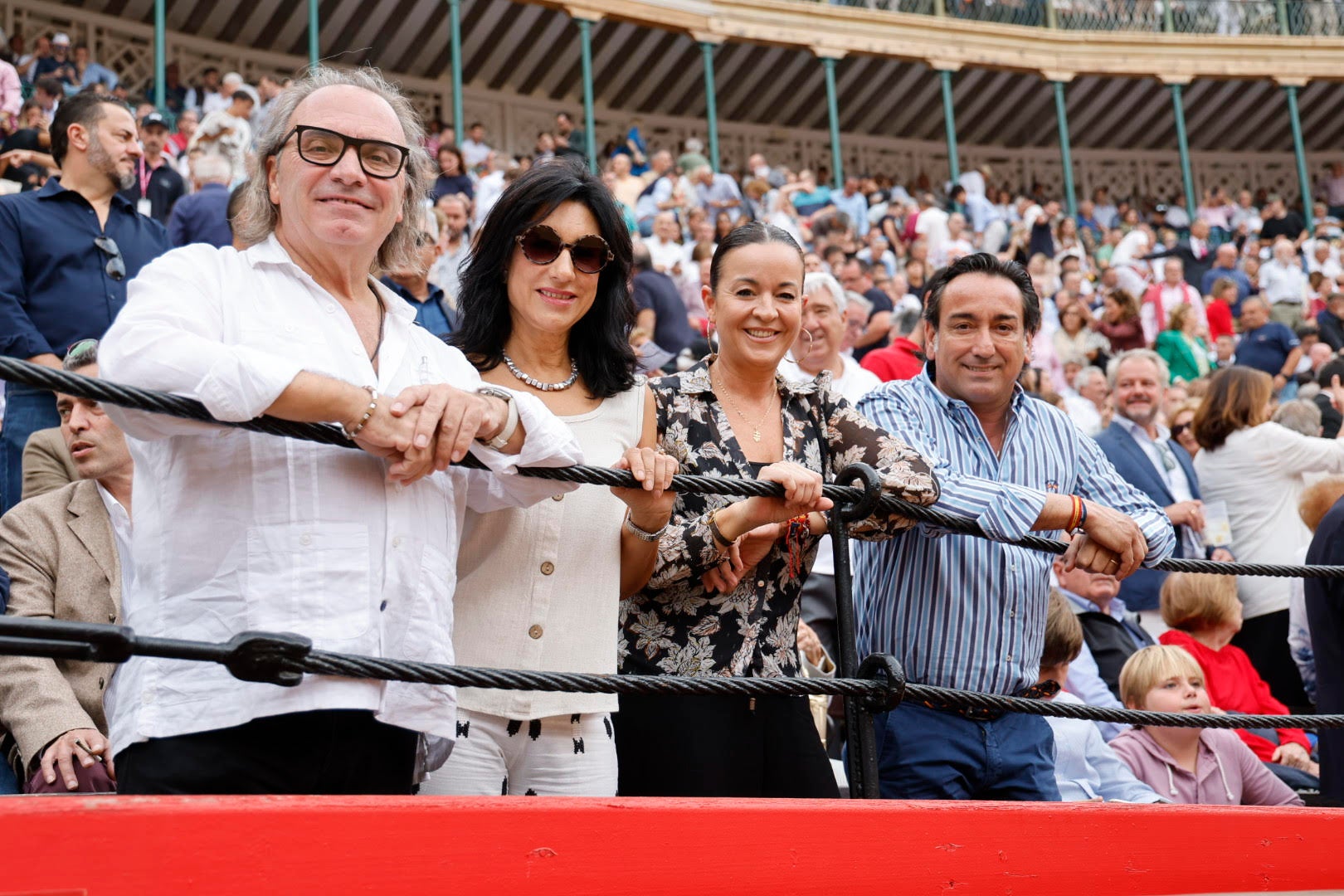 Enrique Ponce se rodea de amigos en su despedida de Valencia