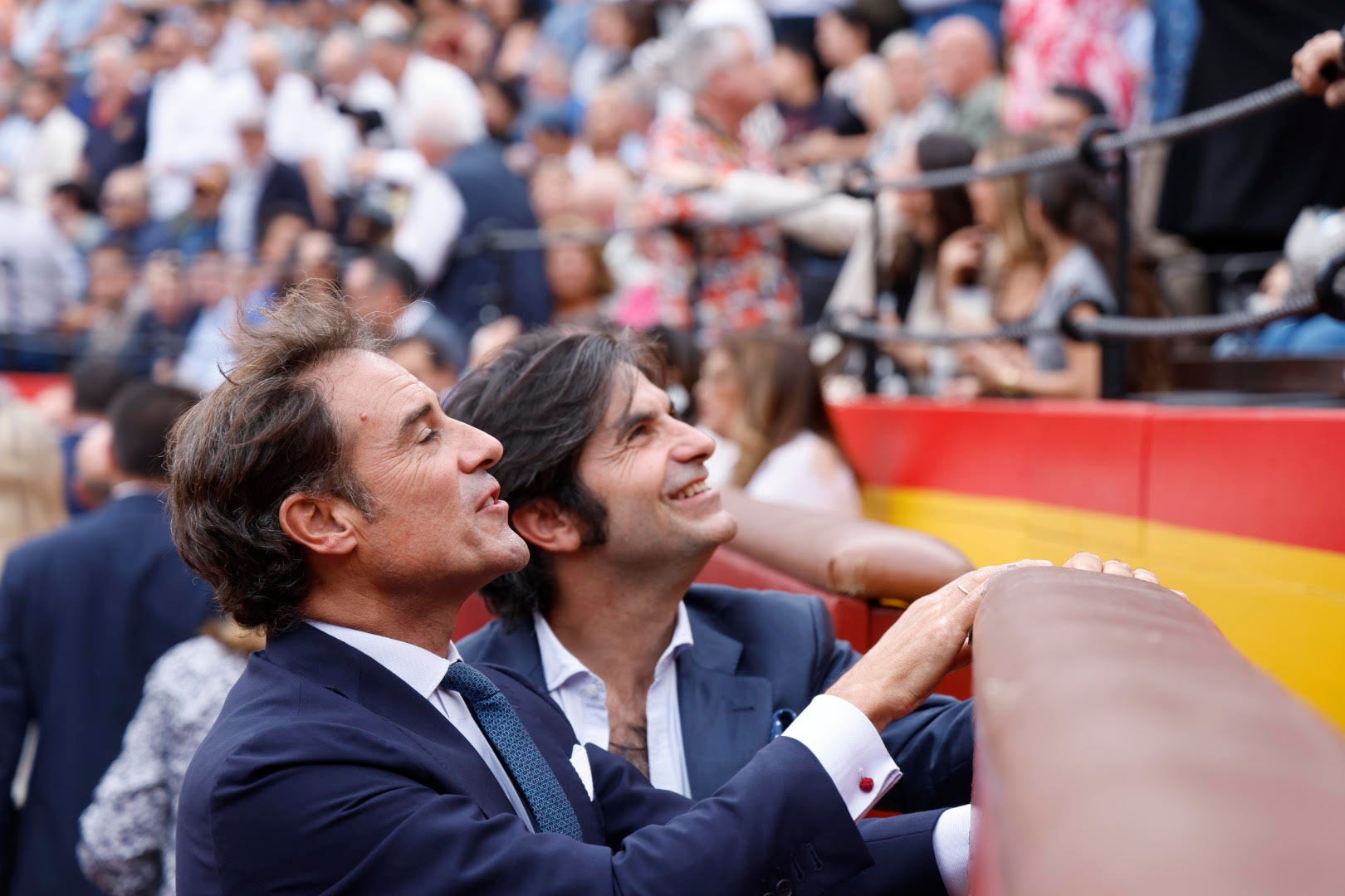 Enrique Ponce se rodea de amigos en su despedida de Valencia