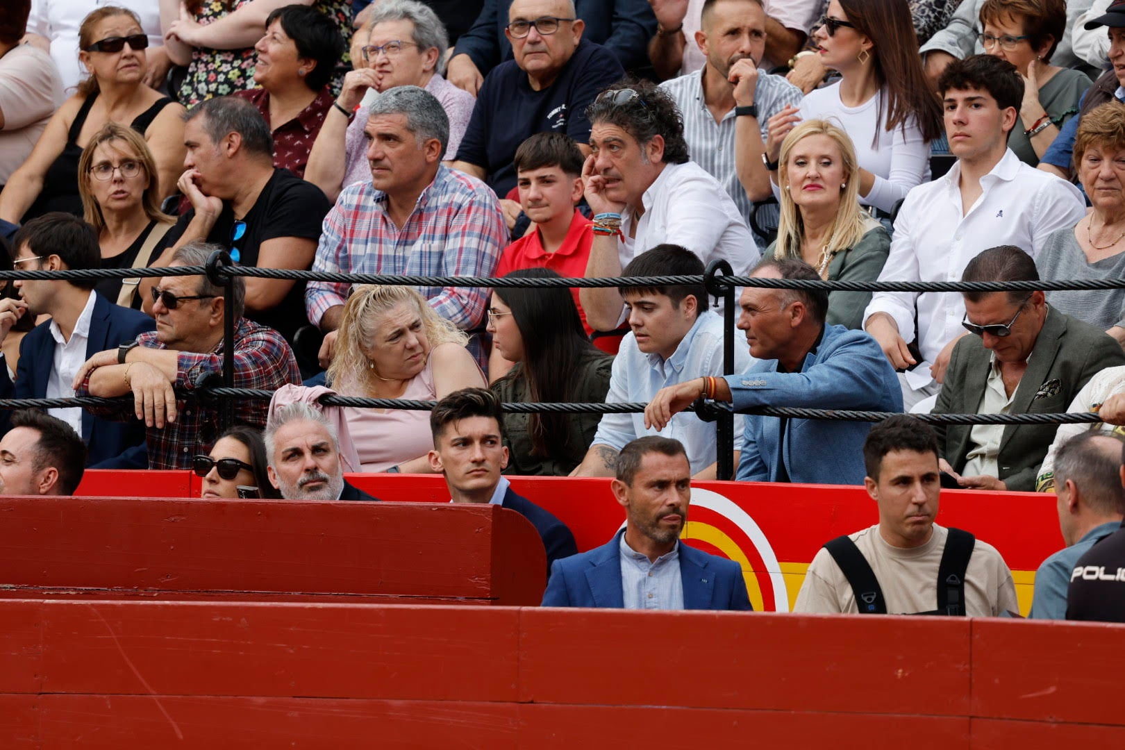 Enrique Ponce se rodea de amigos en su despedida de Valencia