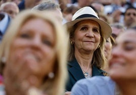 La Infanta Elena, entre el público en la plaza de toros de Valencia para despedir a Enrique Ponce.