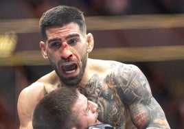 Topuria, campeón mundial de peso pluma UFC tras un KO a Volkanovski en el segundo asalto.