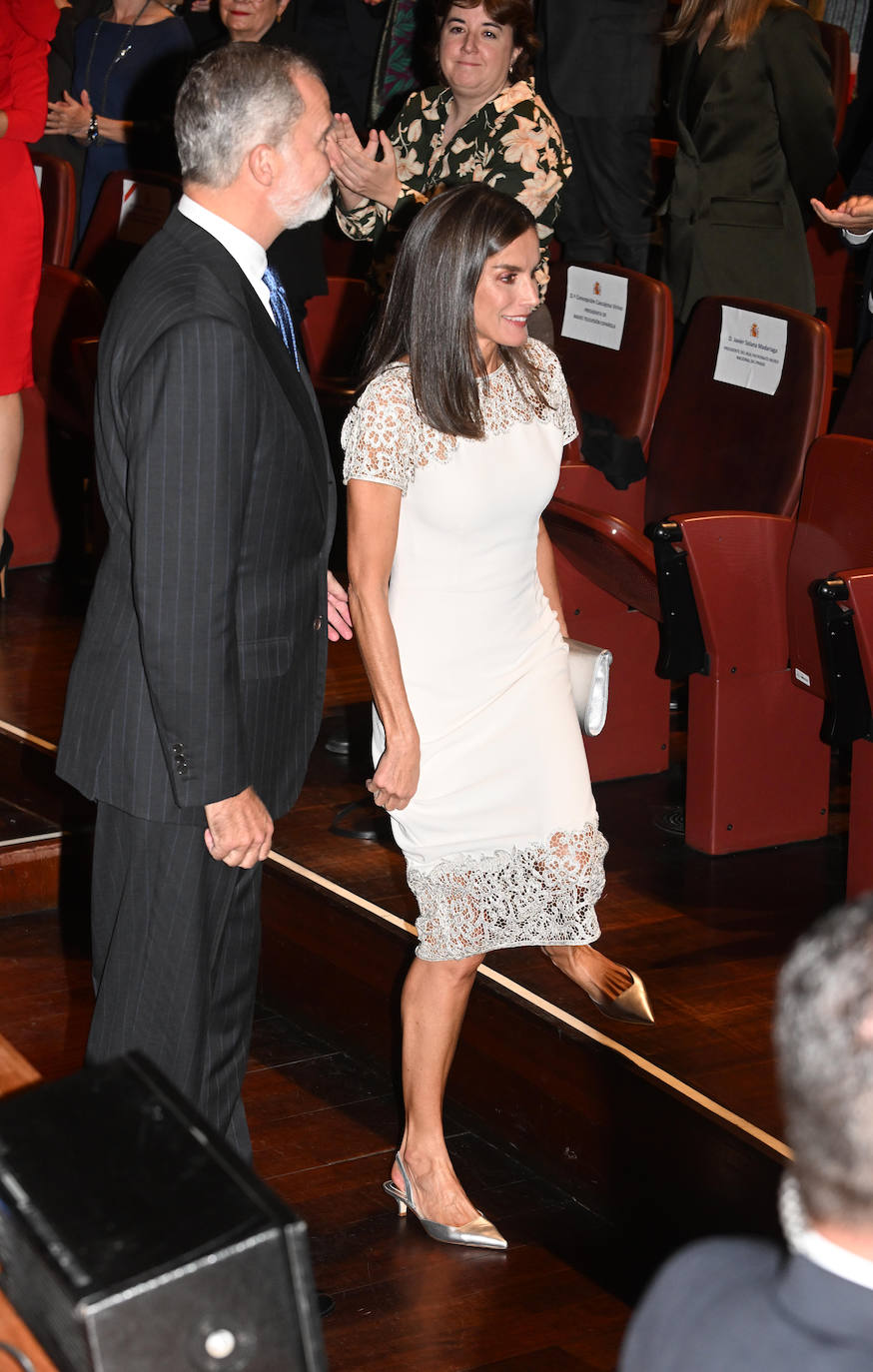 La Reina Letizia deslumbra de blanco y plata en la entrega de los Premios Nacionales de Cultura