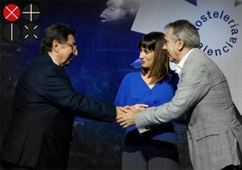 Juan Femenía, un histórico hostelero de Cullera, entrega el galardón de comunicación gastronómica a Almudena Ortuño y Jorge Alacid, de Historias con Delantal de LAS PROVINCIAS.