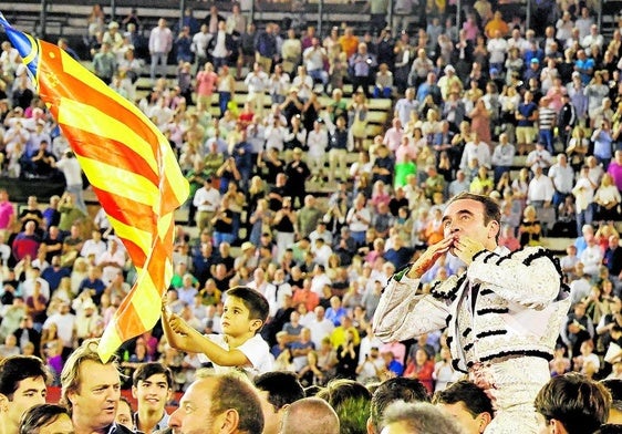 Salida de Enrique Ponce a hombros ayer de la plaza de toros de Valencia.