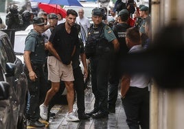 Rafa Mir, con las manos esposadas, en la puerta de los juzgados de Llíria.