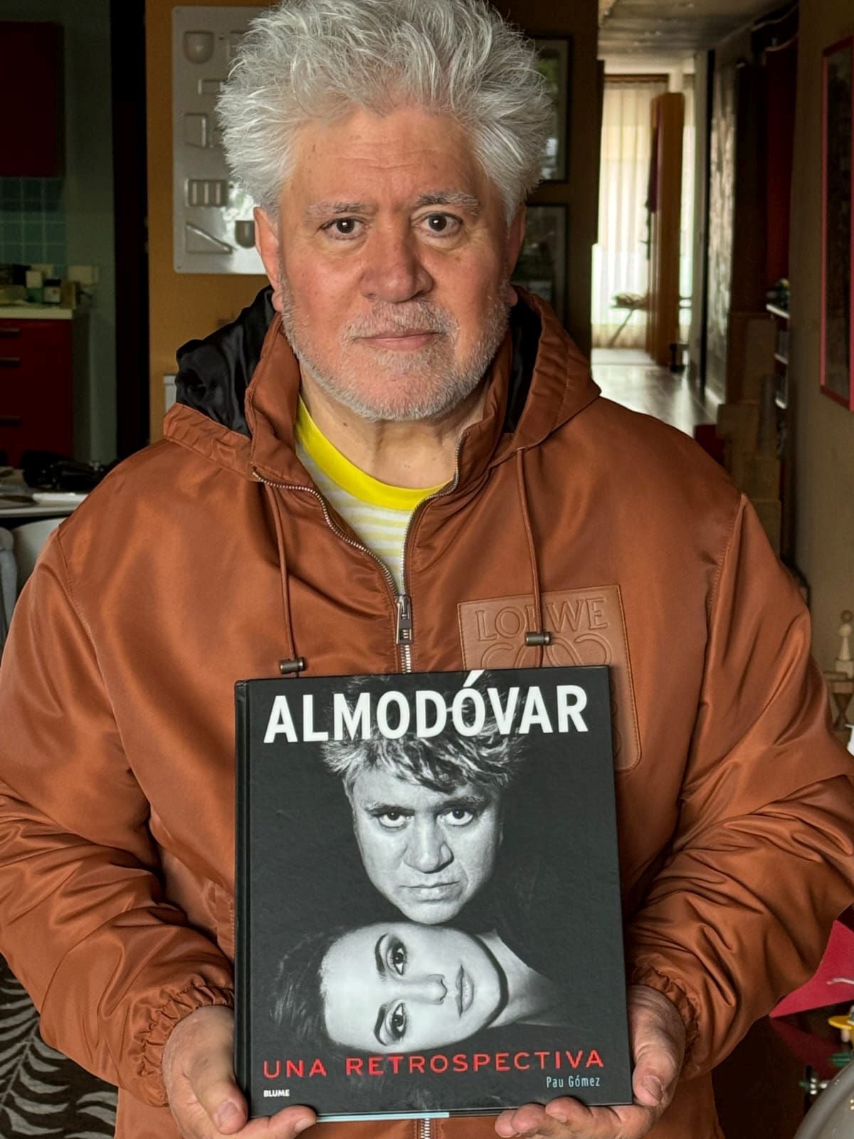 Imagen secundaria 2 - Arriba, una escultura de Miquel Navarro (a la izquierda de la ventana) en 'Dolor y gloria'. En la foto del centro, la fachada de trencadís de Benimaclet, que sale en 'La mala educación'. En la tercera foto, Almodóvar sujeta el libro del valenciano Pau Gómez.