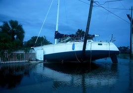 Un barco encallado en un área residencial tras el paso del HUracán Milton por la zona.