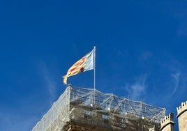 La torre de la Lonja con andamios.