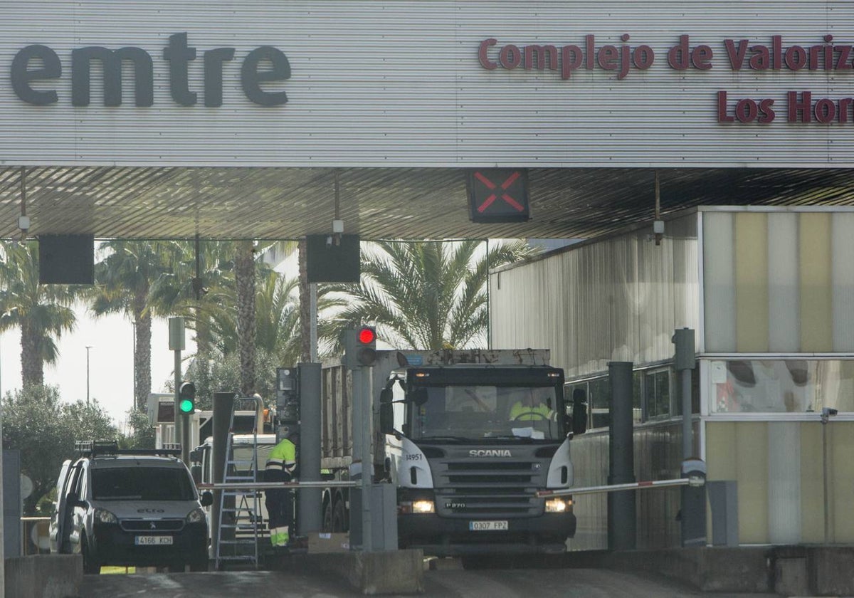 Un camión en el control de accesos de la planta de residuos.