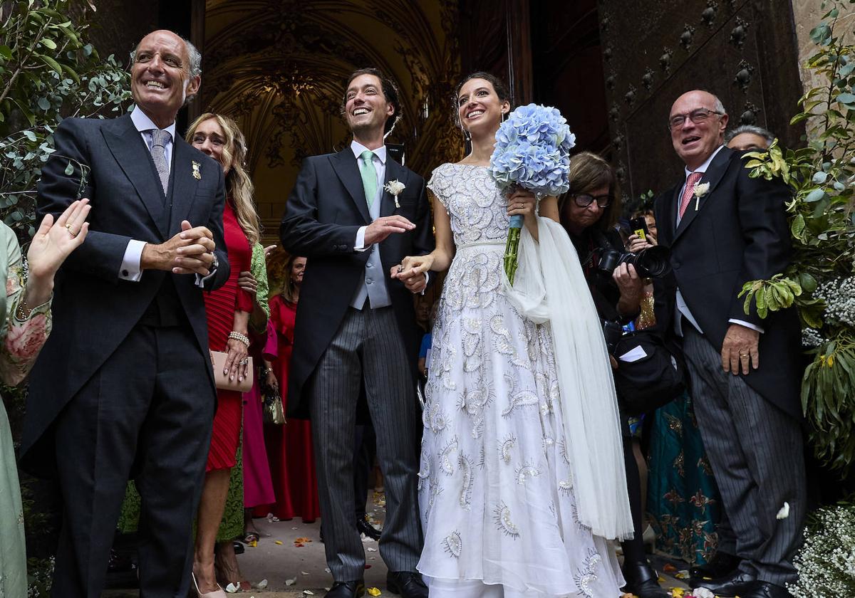 Isa Camps a la salida de su boda con Giovanni Bonavera este septiembre, con un vestido que perteneció a su abuela.