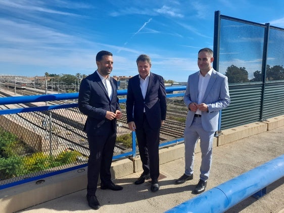 El alcalde de Sagunto junto al secretario de Estado de Transportes y el edil de Contratación.