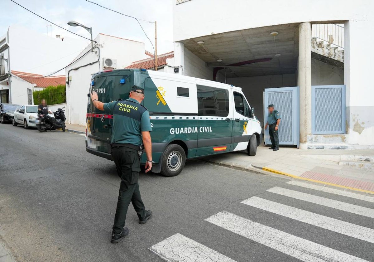 Un furgón de la Guardia Civil de Oliva en una imagen de archivo.