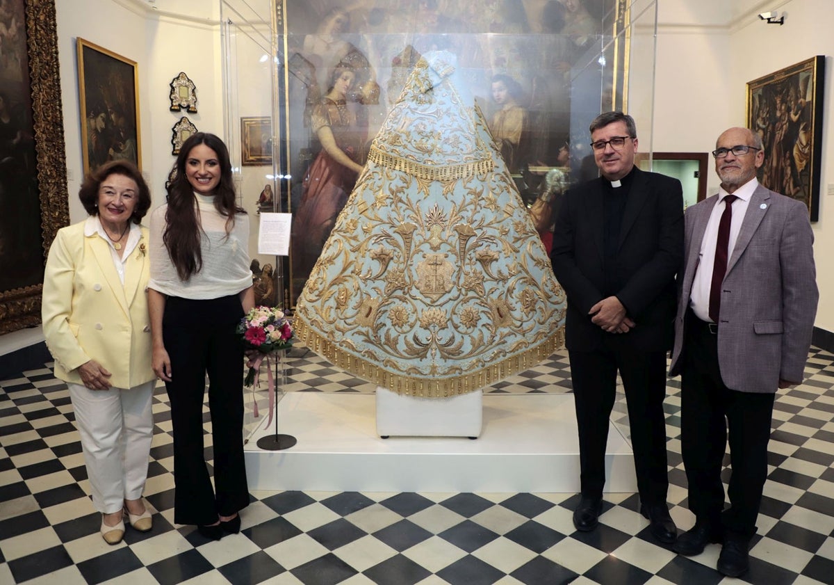 Imagen principal - María Dolores Alfonso, María Estela Arlandis, el rector de la Basílica, Melchor Seguí, y José Luis Albiach.