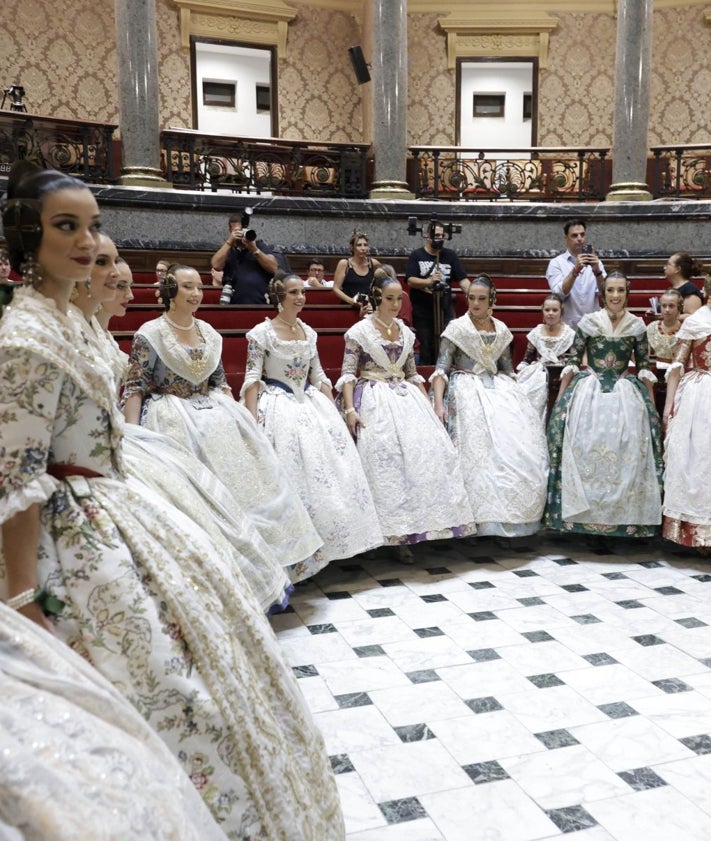 Imagen secundaria 2 - Ensayo del saludo al público, de la entrada en el Hemiciclo y de las escalinatas.