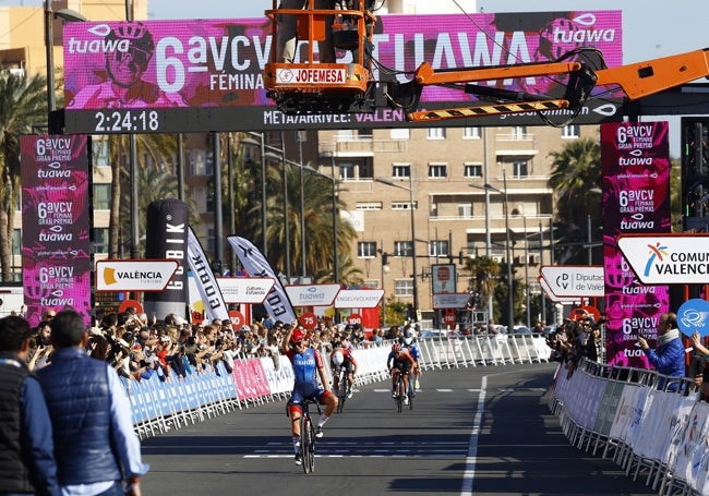 Una ciclista tras terminar la prueba de VCV Féminas Gran Premio Tuawa