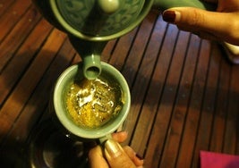 Preparación de un Gukhwa-cha, un té de crisantemo.